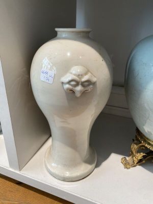 deux vases posés l'un à côté de l'autre sur une étagère