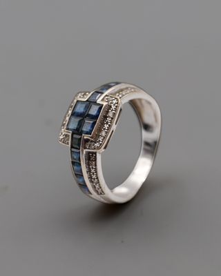 gros plan d'une bague avec saphirs bleus et diamants
