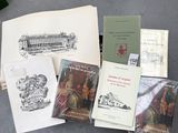 un grand nombre de livres posés sur une table