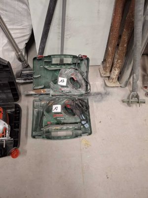 tools that are sitting on the floor next to each other