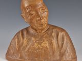 statue d'un vieil homme chauve et dégarni