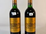 deux bouteilles de vin posées l'une à côté de l'autre sur une table