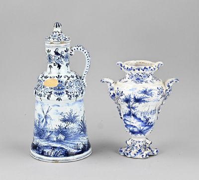 paire de vases bleus et blancs munis d'anses et de poignées