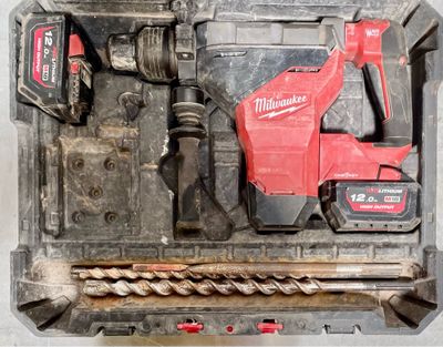 une boîte à outils contenant une perceuse, un foret et d'autres outils