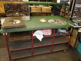 une photo d'un établi dans une usine, sur lequel se trouvent de nombreux outils