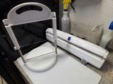 une machine posée sur une planche à découper