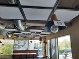 une photo d'un restaurant où de nombreuses lumières sont suspendues au plafond