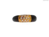 un gros plan d'une bague sertie de diamants sur fond blanc