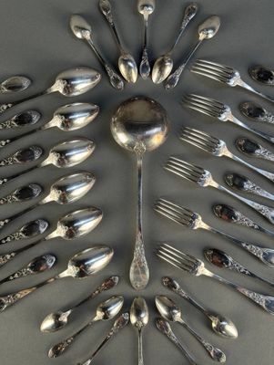 un grand nombre de cuillères et de fourchettes en argent disposées en cercle