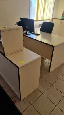 un bureau avec une chaise et un ordinateur dessus