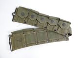une image représentant une paire de lanières de ceinture ornées de boutons