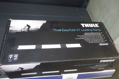 une boîte posée par terre, dans laquelle se trouve un vélo
