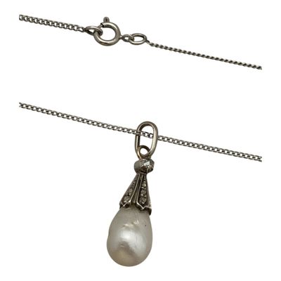 un gros plan d'un collier composé d'une perle montée sur une chaîne