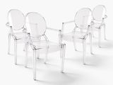 trois chaises en plastique transparent placées les unes à côté des autres sur une surface blanche