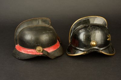 une paire de casques de pompier sur fond noir