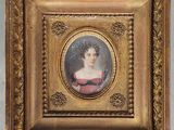 un tableau représentant une femme en robe rouge, dans un cadre doré
