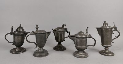 six théières anciennes en argent sont alignées les unes à côté des autres