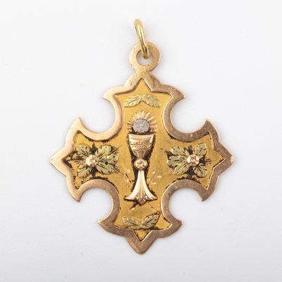 une image représentant une croix en or ornée d'un diamant au centre