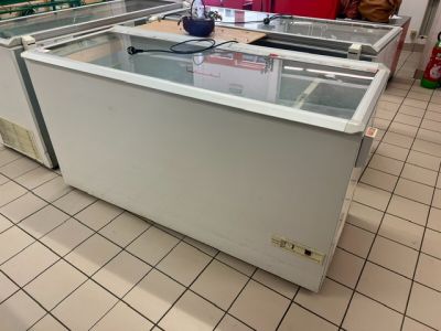 une photo d'un comptoir réfrigéré dans un magasin