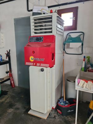 un climatiseur rouge et blanc dans un garage