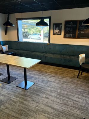 une pièce dans laquelle se trouvent un canapé, une table et des chaises