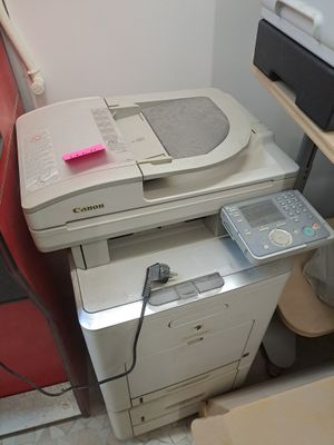 une imprimante posée sur un bureau à côté d'une imprimante