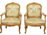 paire de chaises anciennes en bois sculpté, avec un revêtement à motifs floraux, revêtement à motifs floraux, revêtement à motifs floraux, revêtement à motifs floraux, revêtement à motifs floraux, revêtement à motifs floraux, revêtement à motifs floraux, revêtement à motifs floraux