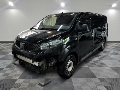 une photo d'une camionnette noire garée dans un garage
