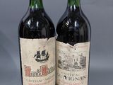 deux bouteilles de vin posées l'une à côté de l'autre sur une table