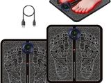 une paire de tapis de massage pour les pieds avec une paire de pieds au milieu