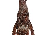 une image représentant une sculpture en bois d'un oiseau avec une fleur sur la tête