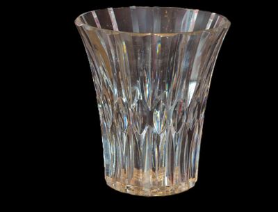 un vase en verre posé sur une table