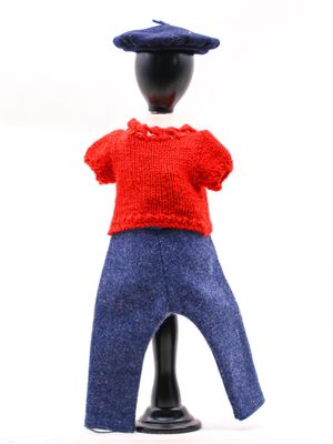 un mannequin vêtu d'une chemise rouge et d'un pantalon bleu