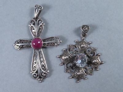 deux pendentifs en forme de croix en argent, ornés d'une pierre rose au centre