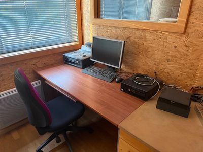 un bureau équipé d'un ordinateur et d'un moniteur