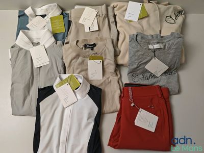 un tas de vêtements posés sur une table