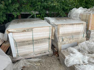 un grand nombre de cartons posés sur le sol