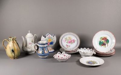 de nombreux types d'assiettes et de bols différents sur la table