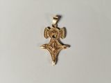une image représentant un pendentif en or orné d'un oiseau