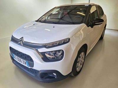 La Citrole blanche est garée dans le showroom du concessionnaire automobile.