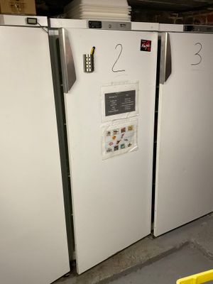 deux réfrigérateurs blancs placés l'un à côté de l'autre