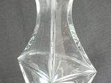 un vase en verre transparent posé sur une table