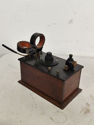 une petite boîte en bois sur laquelle est représentée une paire de ciseaux
