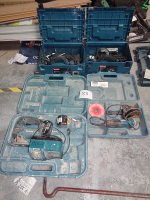 une caisse à outils bleue avec des outils sur le sol