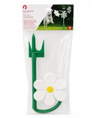 un tuyau d'arrosage en forme de fleur blanche, muni d'une poignée verte