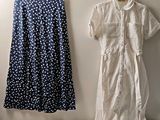 deux robes accrochées au mur l'une à côté de l'autre