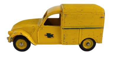 camionnette jaune sur fond blanc, avec un toit jaune et des pneus noirs