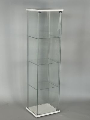 la vitrine est vide et prête à être utilisée