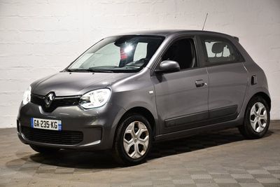la photo d'une petite voiture grise garée dans un garage