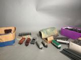 de nombreux types de trains miniatures et d'accessoires sur la table